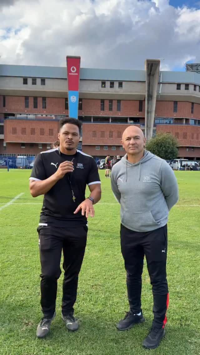 Juan de Jongh catching up with Norman Jordaan at the iconic Loftus Versfeld 🏟️🏉
